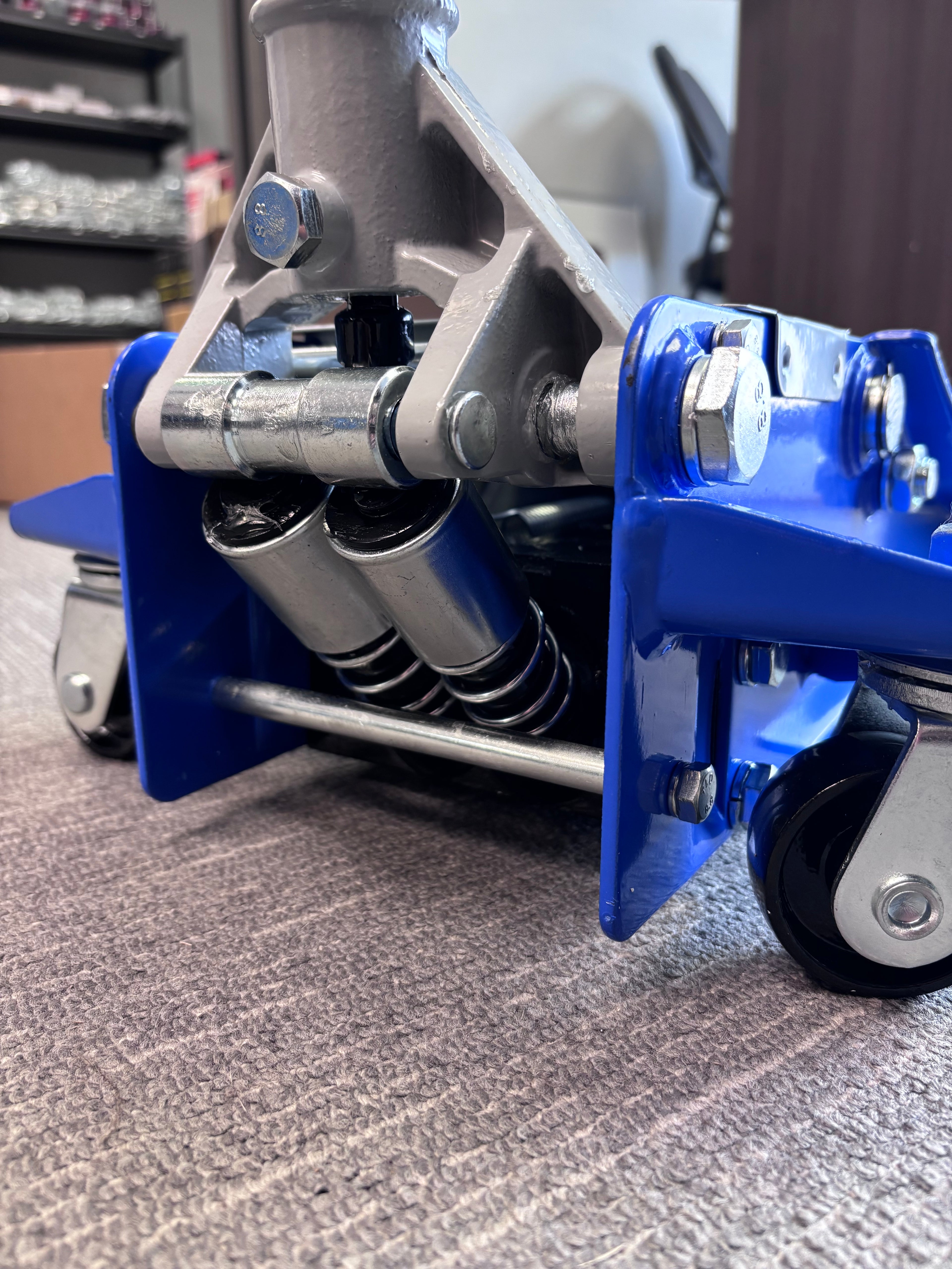 3-ton load-bearing professional low-profile service jack, steel.