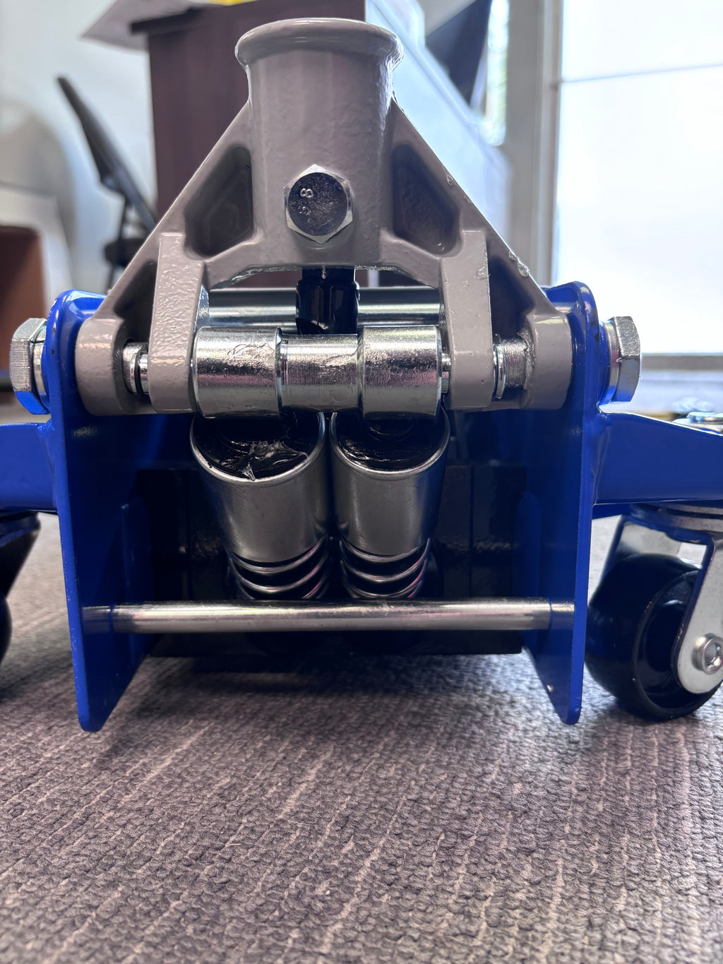 3-ton load-bearing professional low-profile service jack, steel.