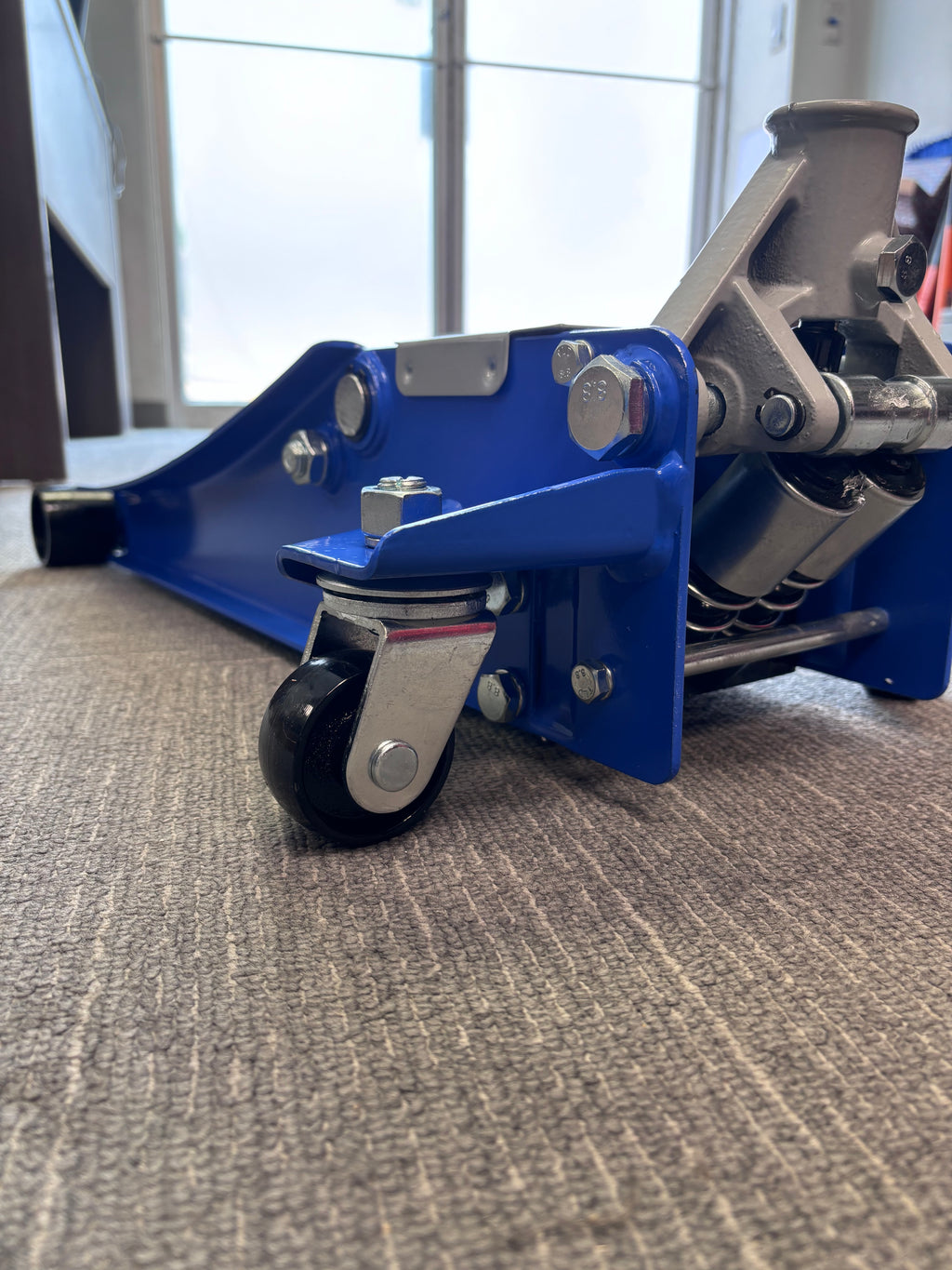 3-ton load-bearing professional low-profile service jack, steel.