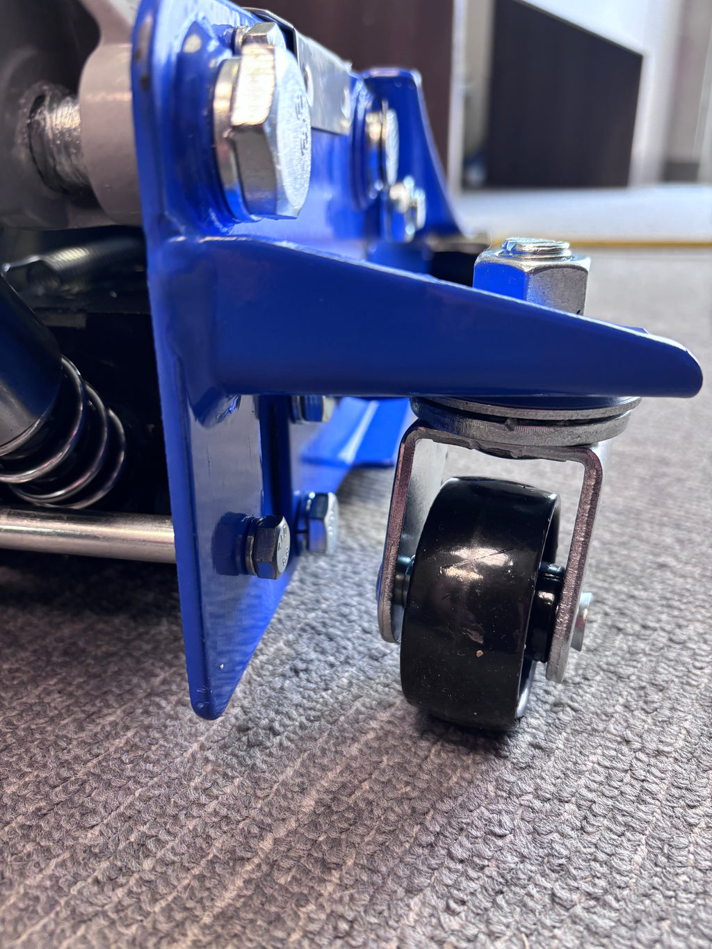3-ton load-bearing professional low-profile service jack, steel.