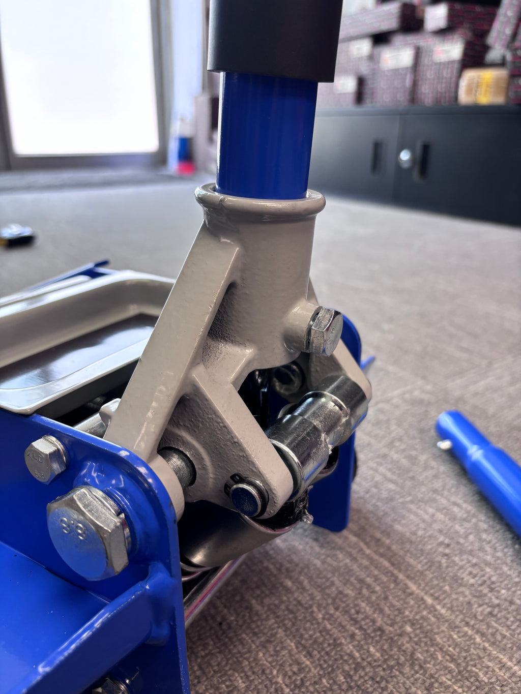 3-ton load-bearing professional low-profile service jack, steel.